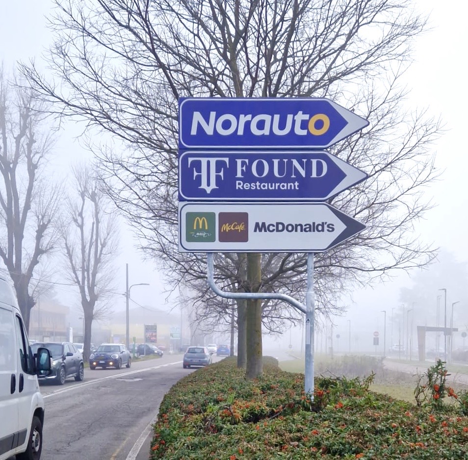 Segnali di indicazione commerciali e preinsegne Abbiati & Company realizzazione 5