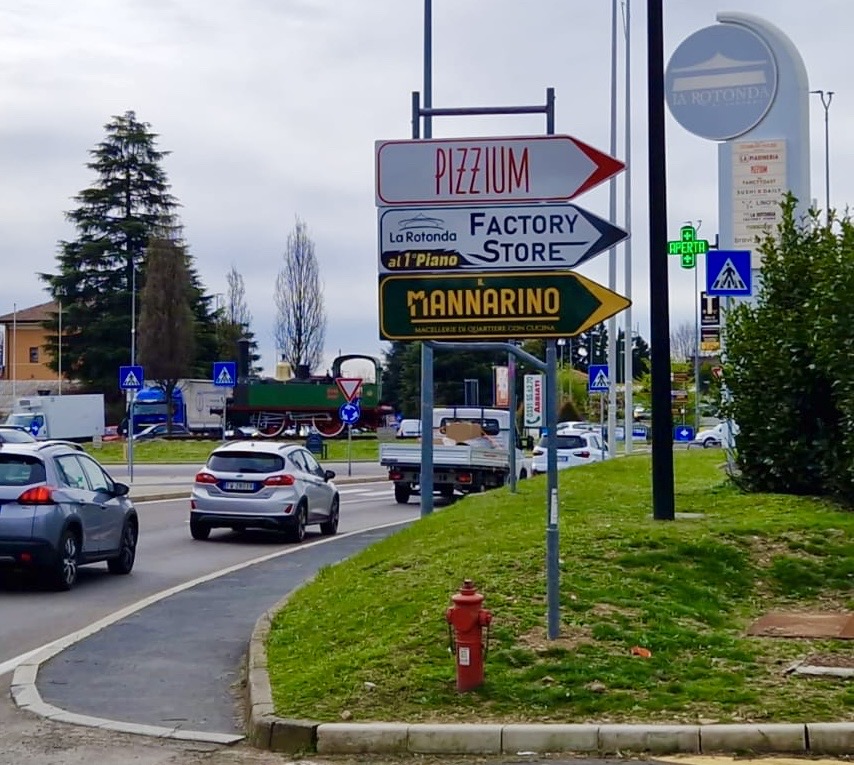 Segnali di indicazione commerciali e preinsegne Abbiati & Company realizzazione 7