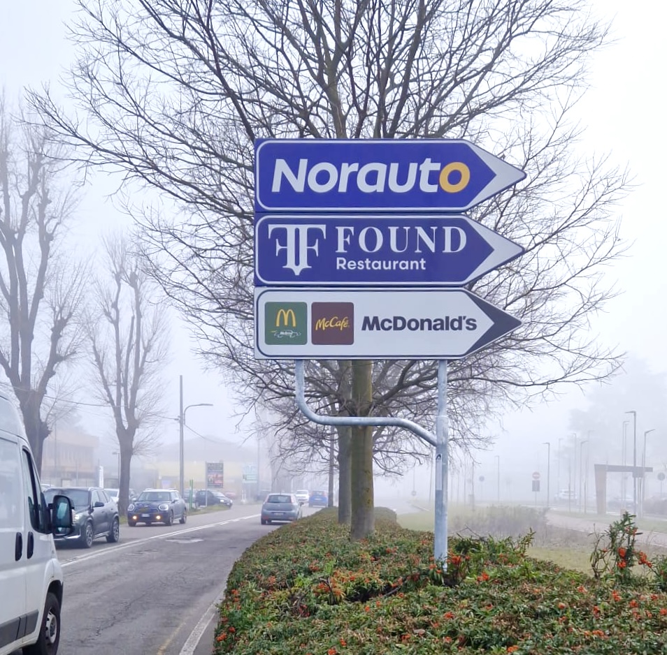 Segnali di indicazione commerciali e preinsegne Abbiati & Company realizzazione 11