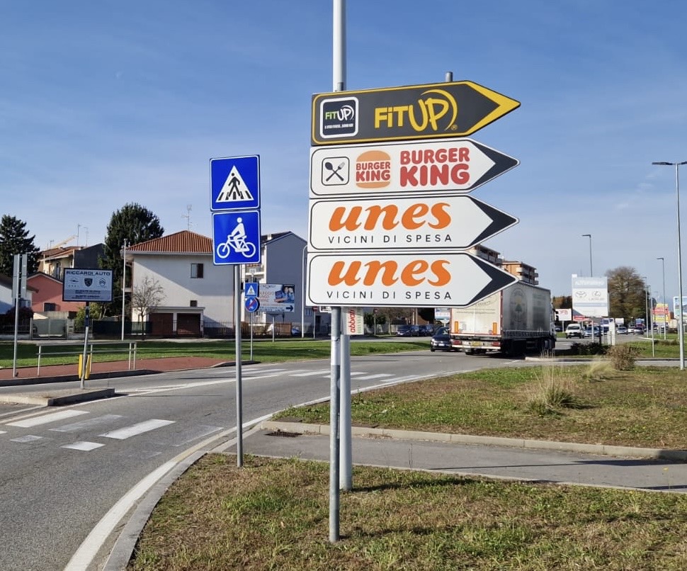 Segnali di indicazione commerciali e preinsegne Abbiati & Company realizzazione 3