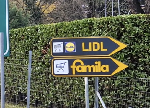 Segnali di indicazione commerciali e preinsegne Abbiati & Company realizzazione 9